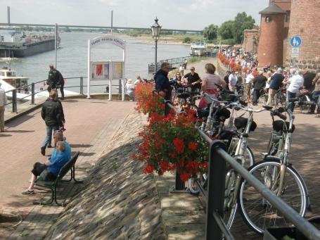 Rees : Rheinpromenade, eine Warteschlange zur Rheinfähre hat sich gebildet